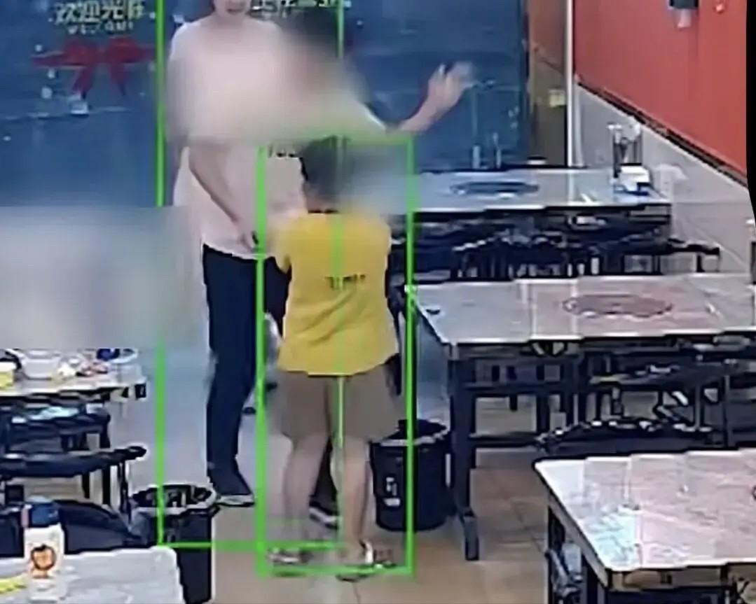 “他还只是个6岁的孩子，你怎么能下得去手？”6月16日，浙江台州，一烤鱼店老板6