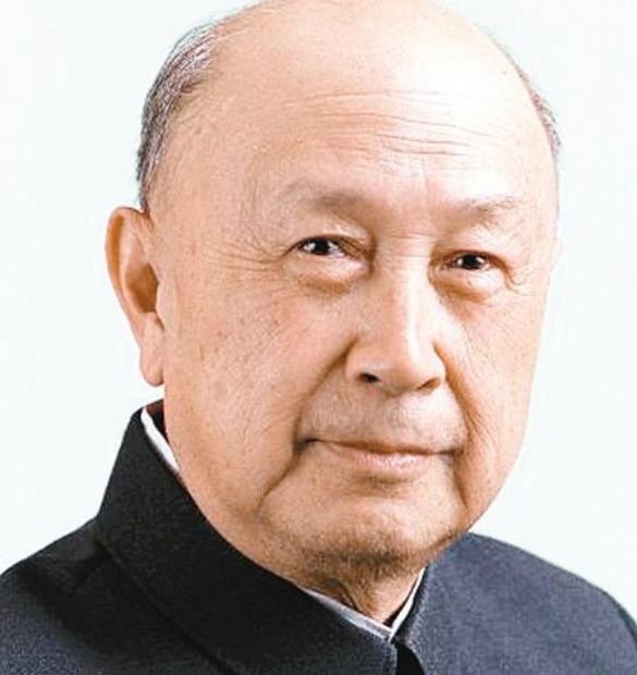 1964年冬夜，钱学森筷子尖悬在鸡肉上方半寸，突然厉喝：“别动！有苦杏仁味！”警