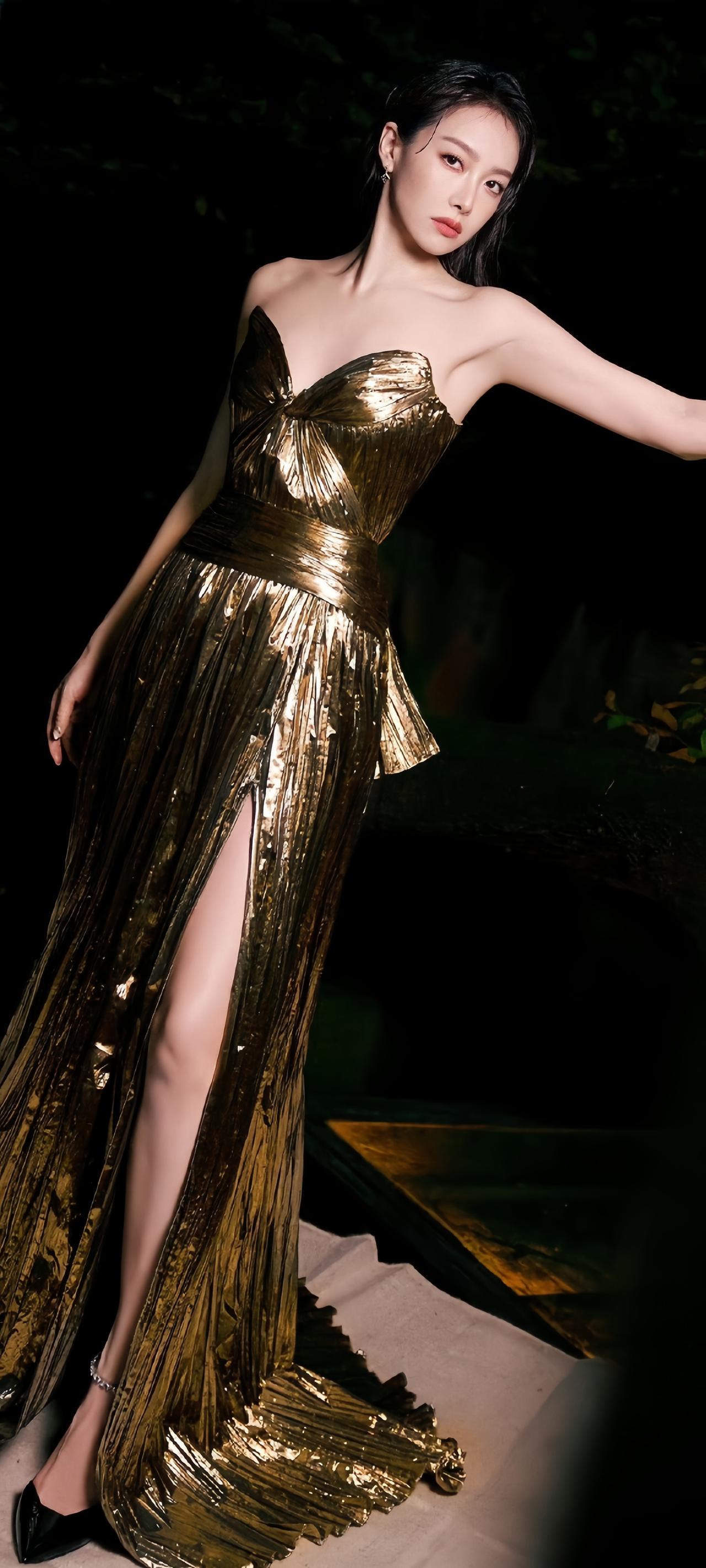 宋茜这组鎏金裙生图杀疯了！把“碎金美人”焊在热搜上，这身材是偷了女娲的建模吧？