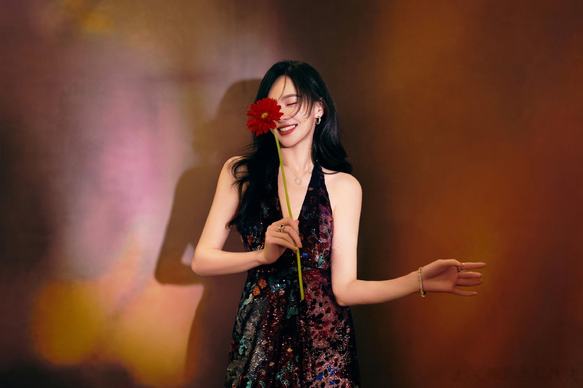 早起就是好，能看到美女美糖身穿Fendi2026早春系列深V开叉连衣裙，佩戴