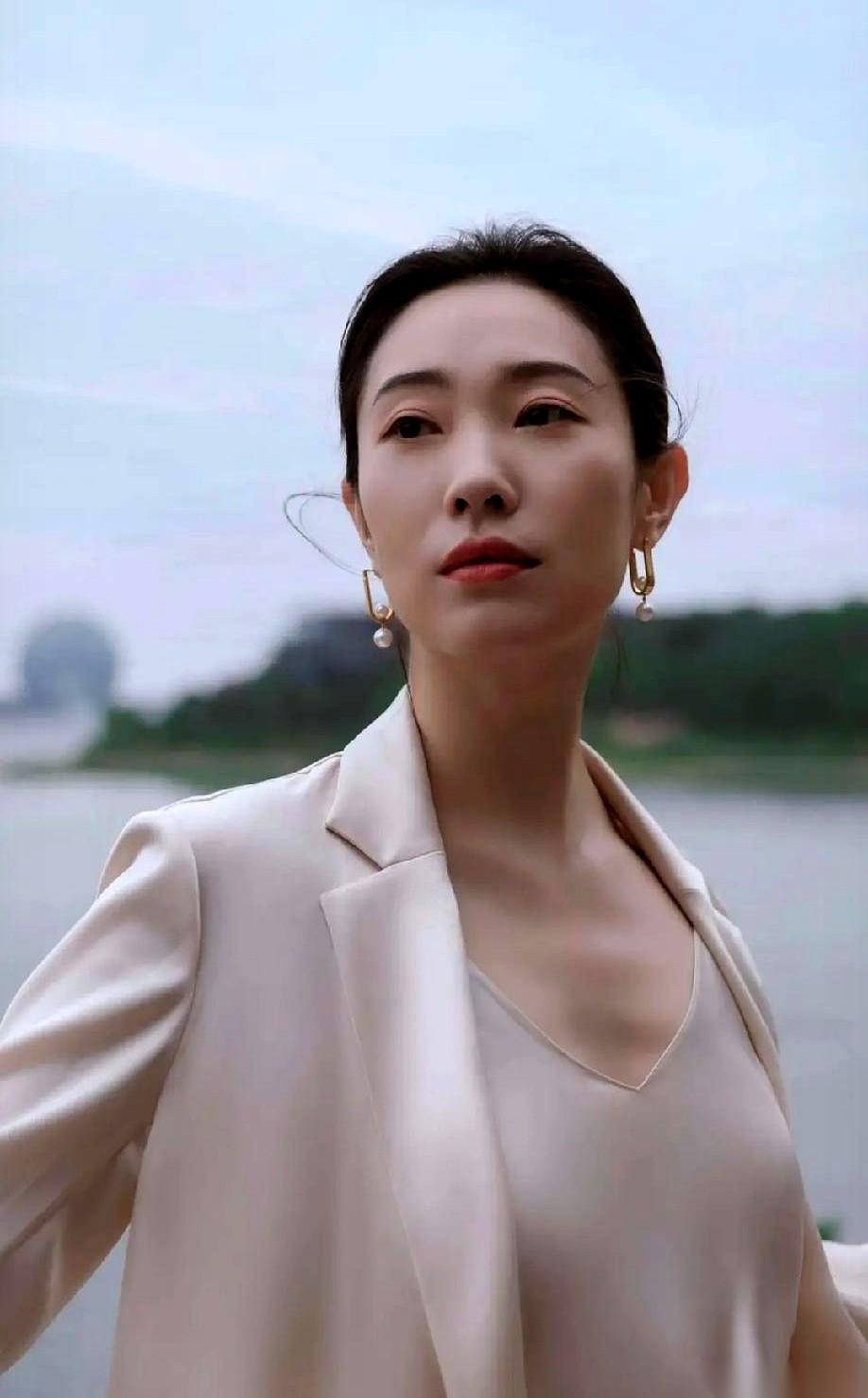 连刷了三部剧，我突然发现了一个让人头皮发麻的真相。在这个名利场里，一个毫无背景