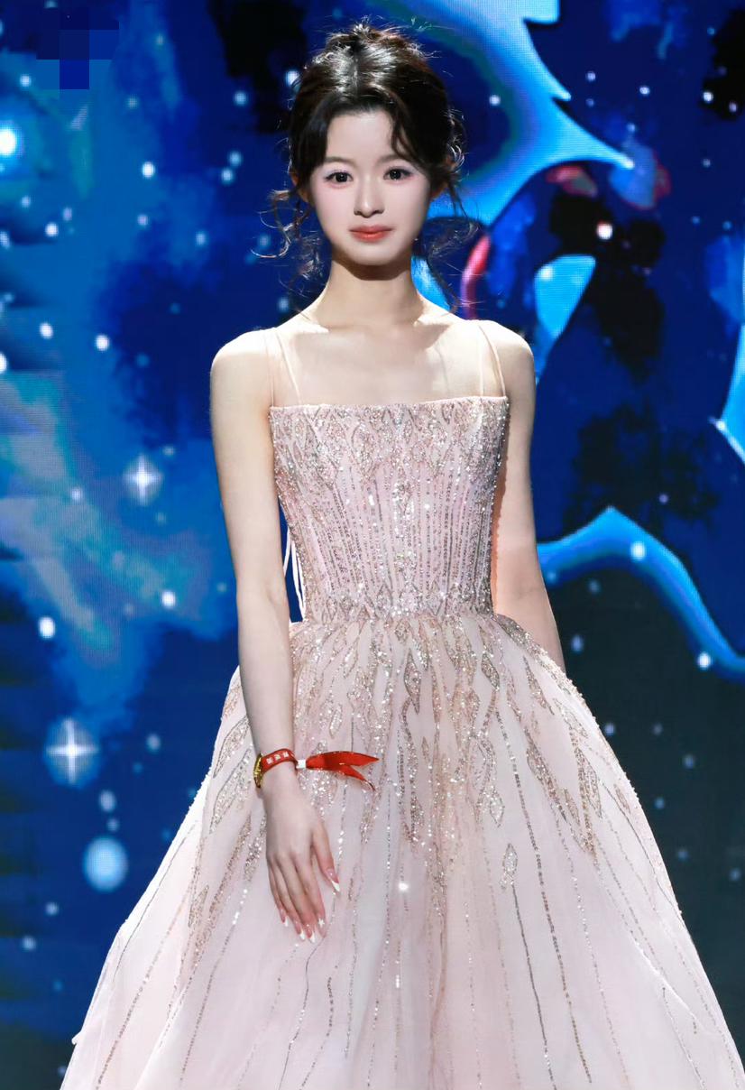 黄杨钿甜这妹子也挺可怜的参加个微博之夜，别的女星都珠光宝气，她却连项链耳环都没