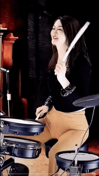 长相一般，但气质绝佳！搞艺术的女性，一般都自带气场，艺术细胞浓厚，内在