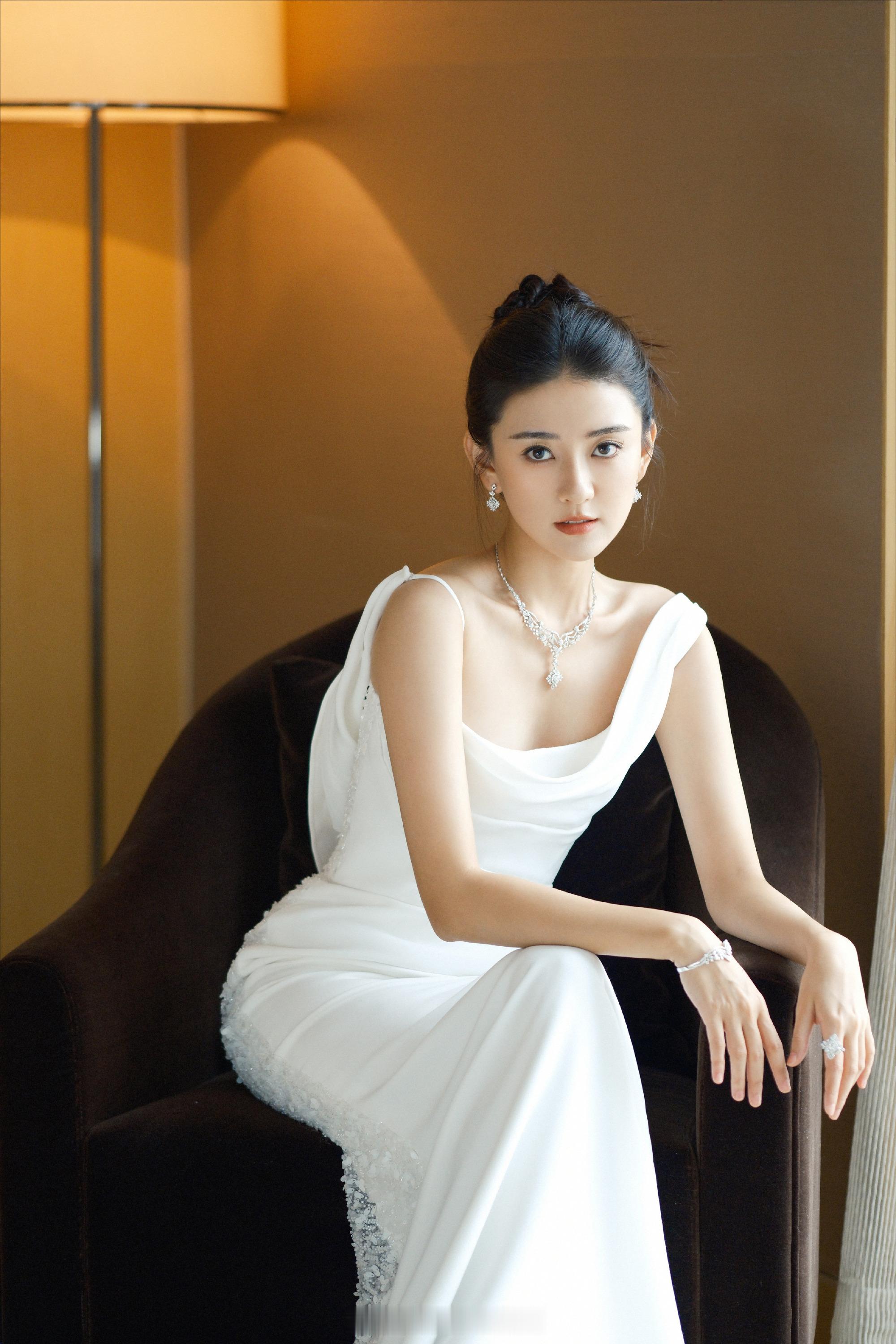 梁洁白色荡领连衣裙魅力写真​​​