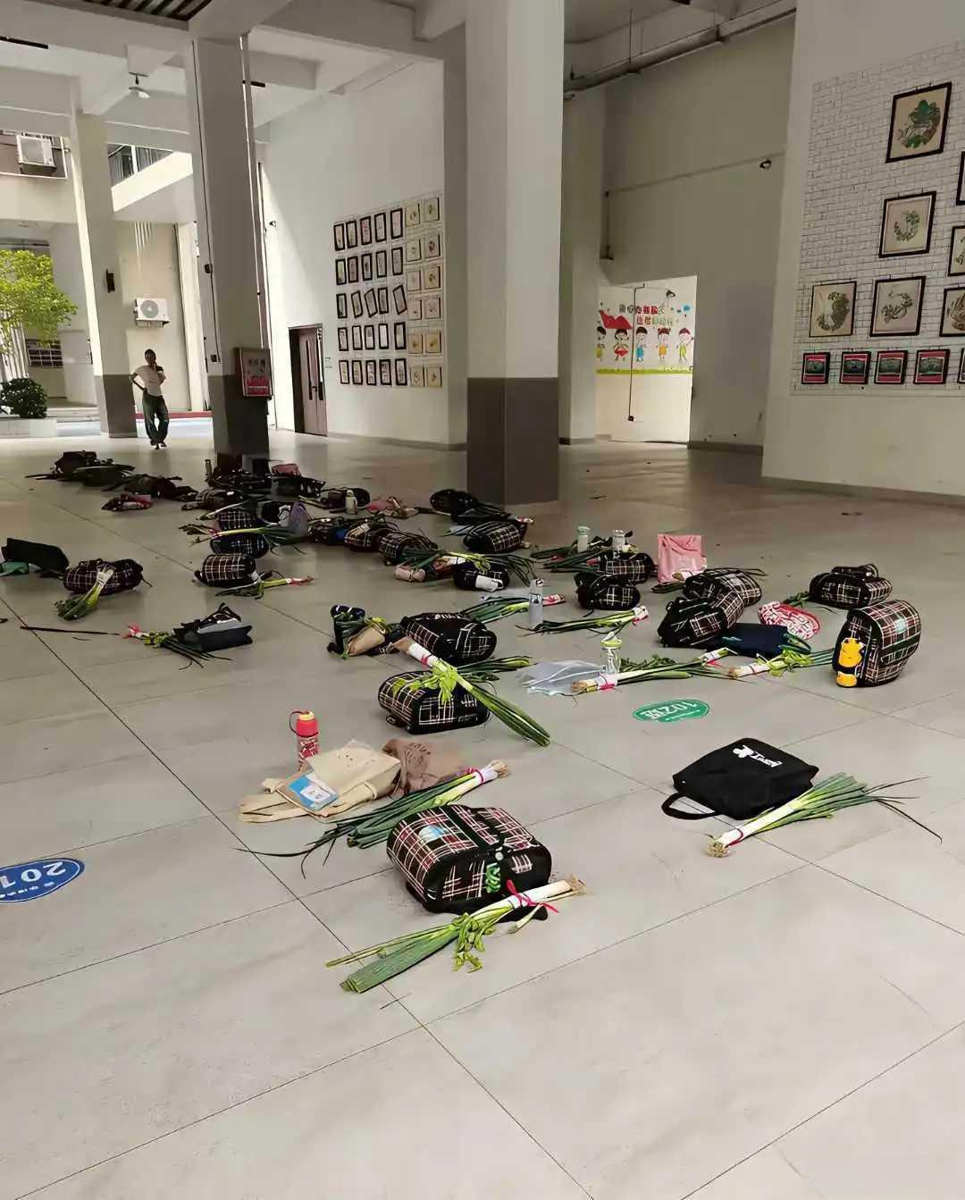 班主任看到这一幕能是什么样的心情？[呲牙笑]