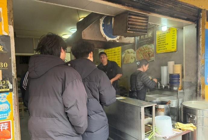 今天吃了豆皮配蛋酒。说实话，豆皮感觉就像是大份蛋炒饭，里面还裹了点酥脆的炸响铃。