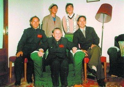 我们深切缅怀国民革命军第76军军长、三十七集团军总司令员，国民党新疆省政府主席、