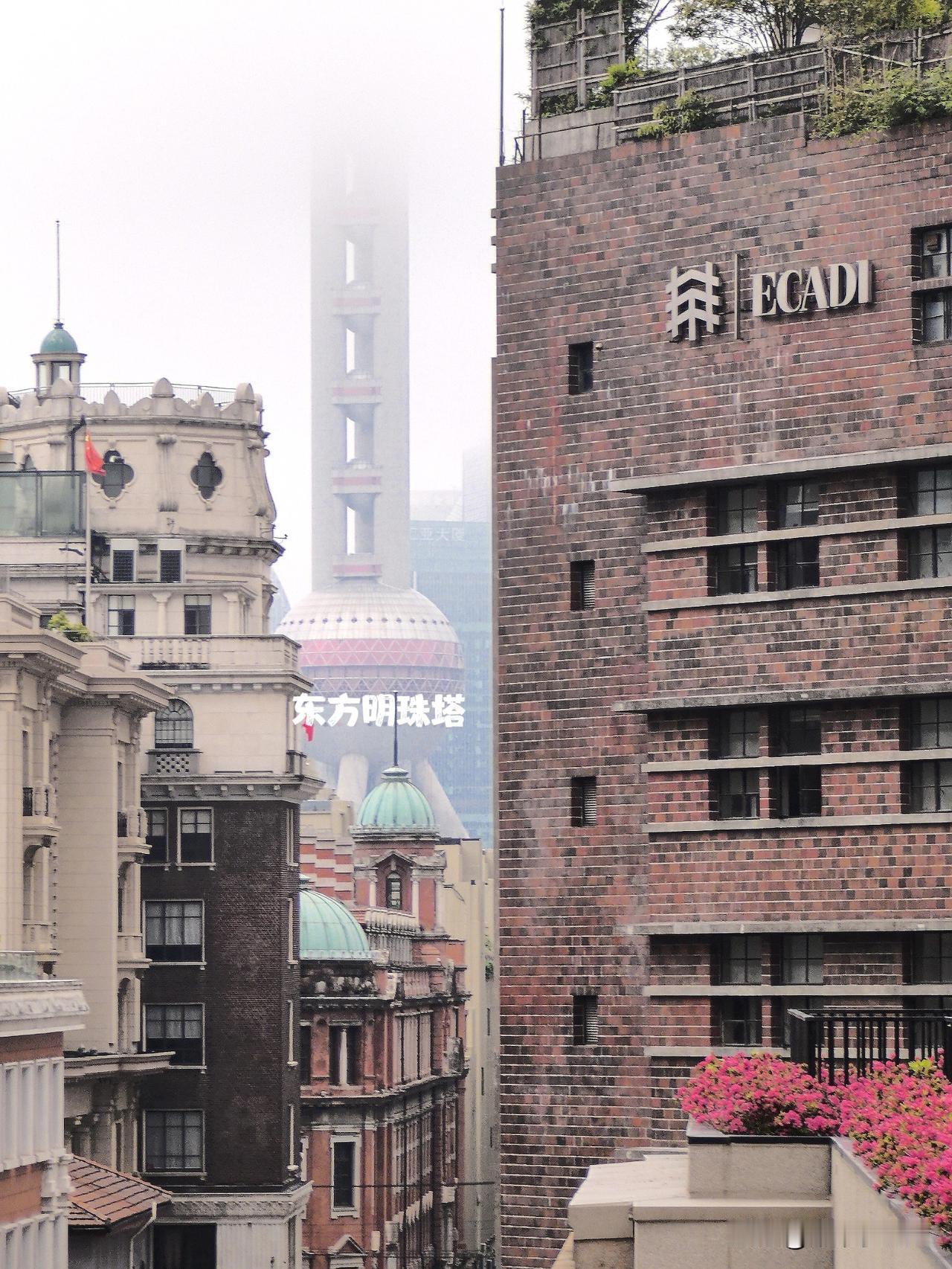 上海外滩万国建筑群之一部江西中路211号五楼，百年老建筑敞开怀抱。露台之