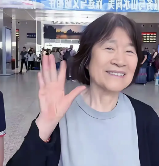 王菲对两任前婆婆，态度差得离谱李亚鹏妈妈过生日，王菲连句祝福都没，更别说红包。