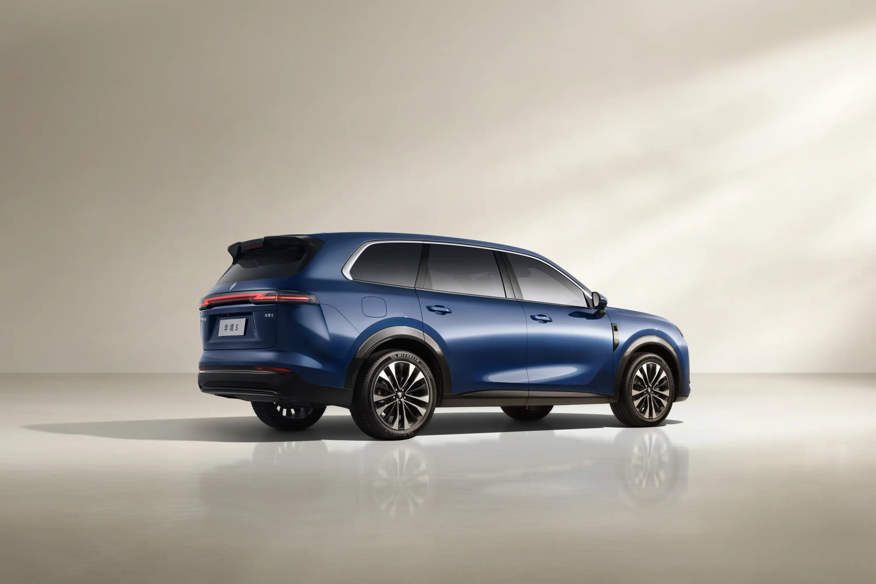 最近刷到华境S的极限安全测试，我觉得家用SUV的安全底线，就该是这个样子的😌五