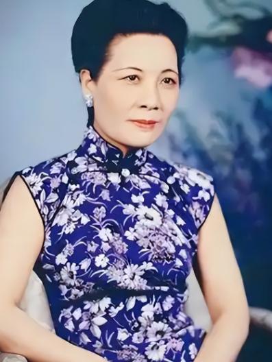 1949年，解放军打下蒋介石的老窝，师长踹开宋美龄的卧室门，一阵淡香扑面而来，瞅