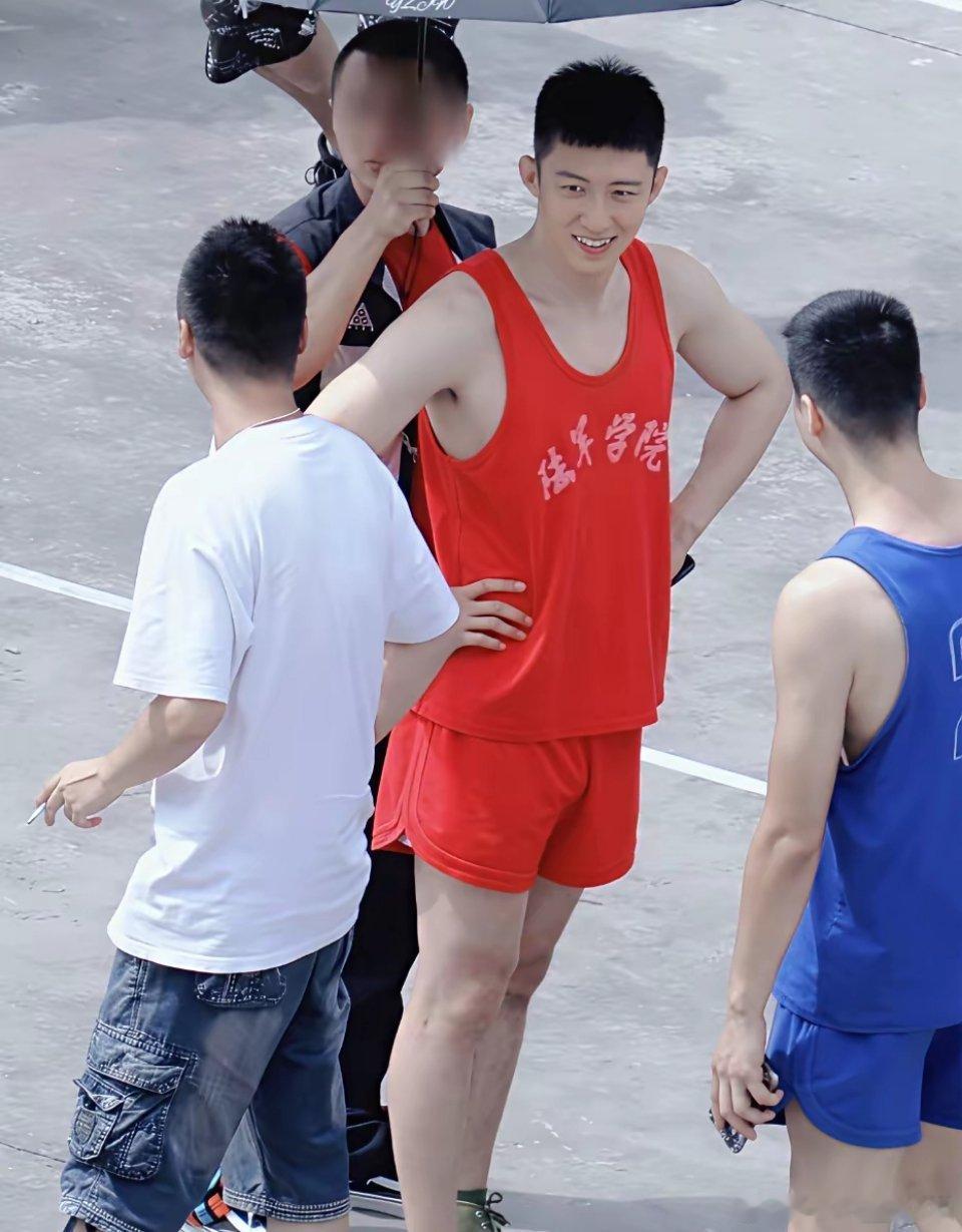 真的很难发现黄景瑜的帅他到底怎么火的呢？