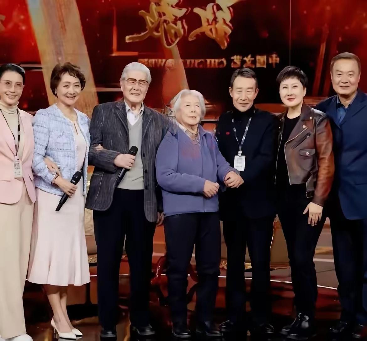 仔细看了这张照片，照片上的演员，好像是参演电视剧《渴望》的演员，拍摄《渴望》时，