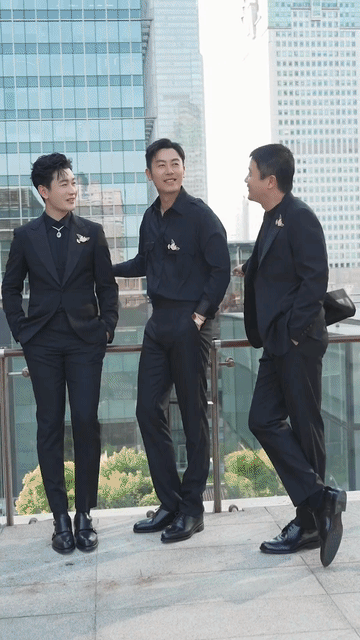 朱亚文，黄晓明，肖央同框，朱亚文碾压性的胜出，他这种从身材，到颜值，到气质都挑不