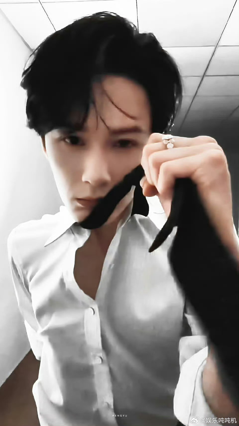 檀健次年上的魅力我后知后觉抱着被子对着手机狼嚎的日子就是檀健次给的，只穿黑白让