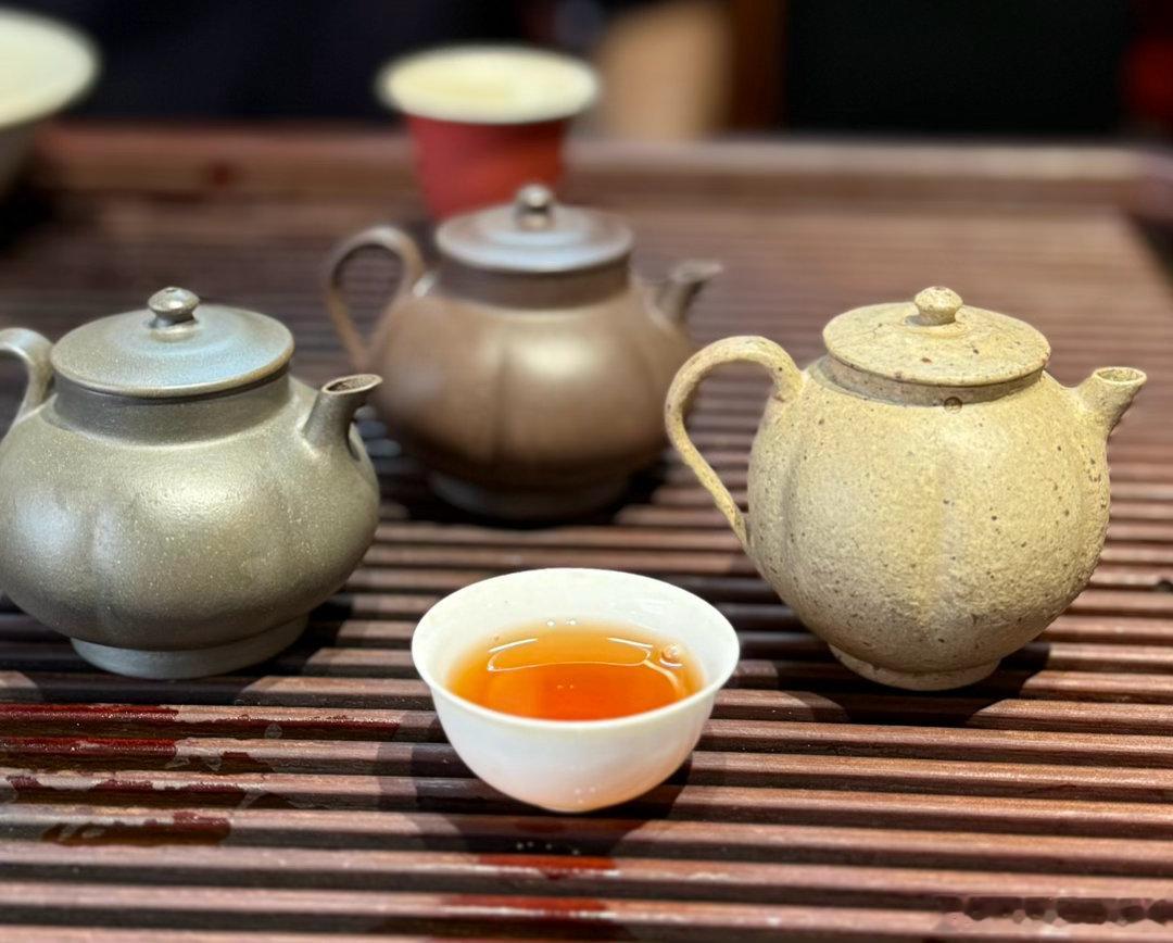 六堡镇老茶人以前杀青也不会这么重，后来开始大面积矮化密植茶园，茶叶苦涩重，杀青和