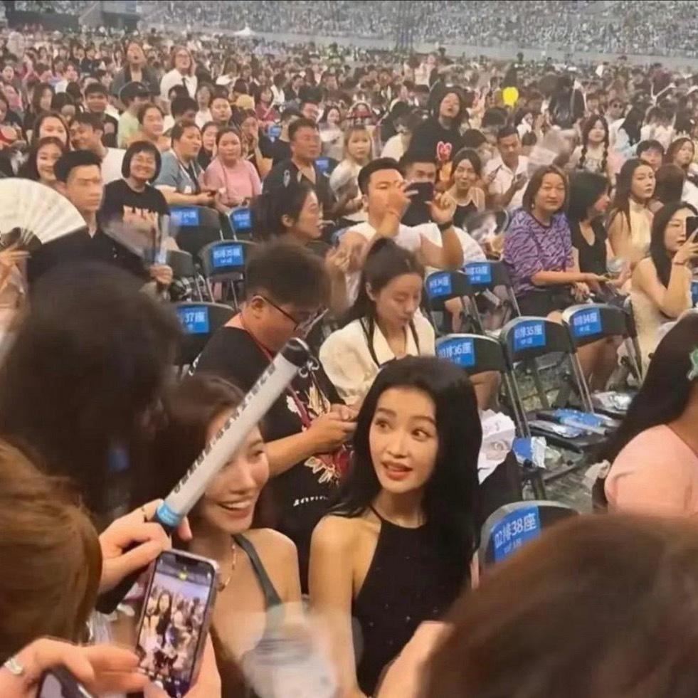不怪那么多人喜欢她，路人镜头下都美若天仙！