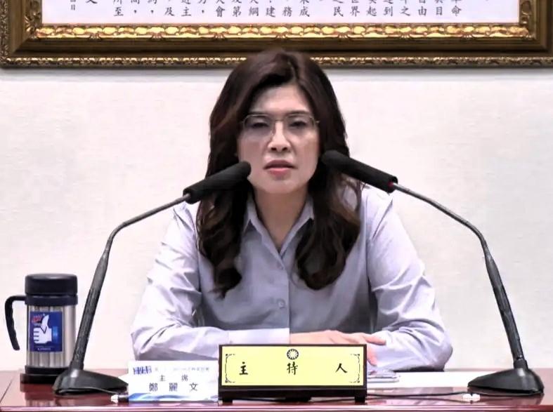 郑丽文真是不容易，一天马不停蹄连轴转。周六郑丽文真够忙的，上午南下屏东，为苏