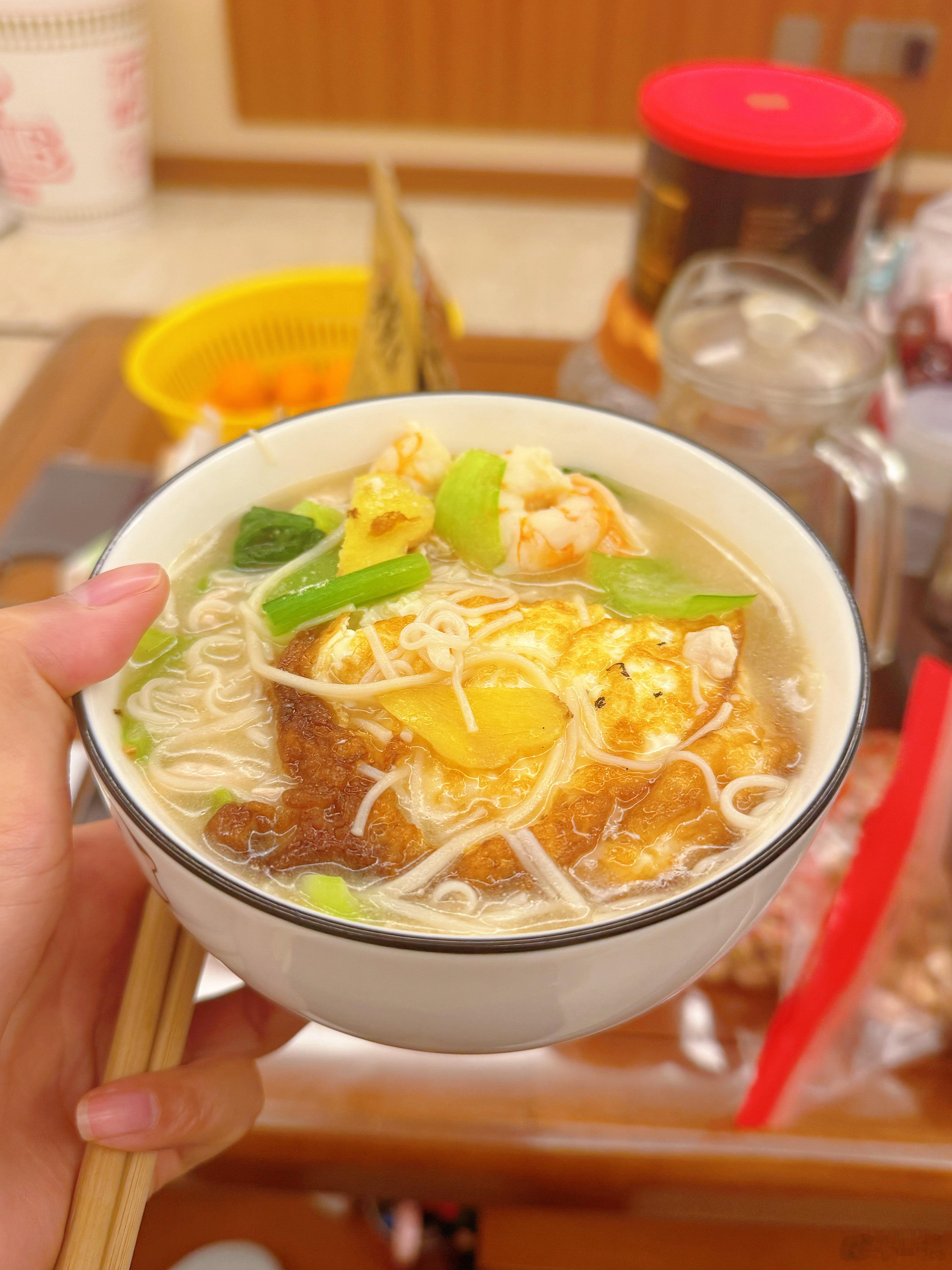 今晚吃会繁殖的面线，吃半天了，面线只受了点皮肉伤…