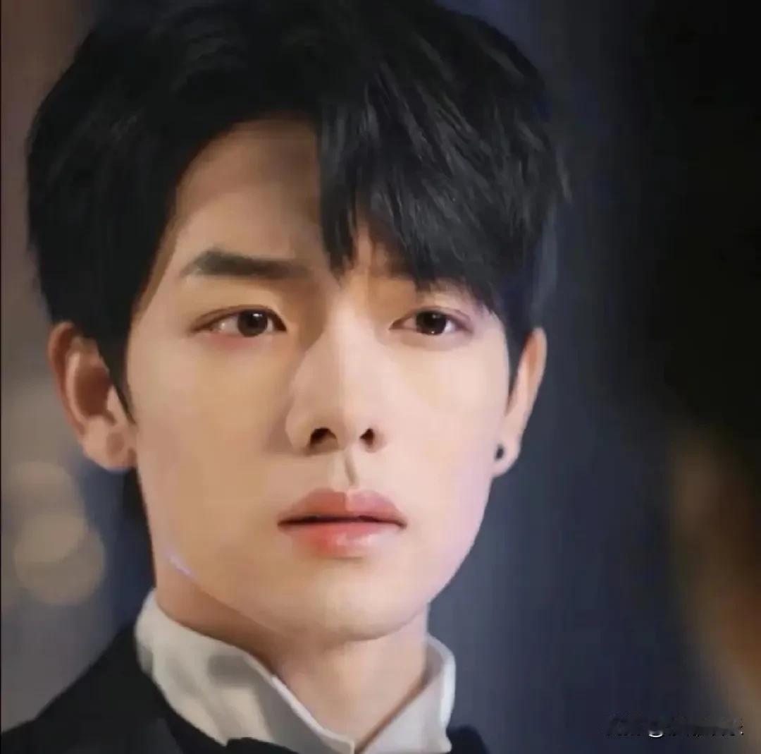 短剧演员曾辉自曝，最初看到“给你20亿”这种霸总台词，只觉得好搞笑。但仔细一想，