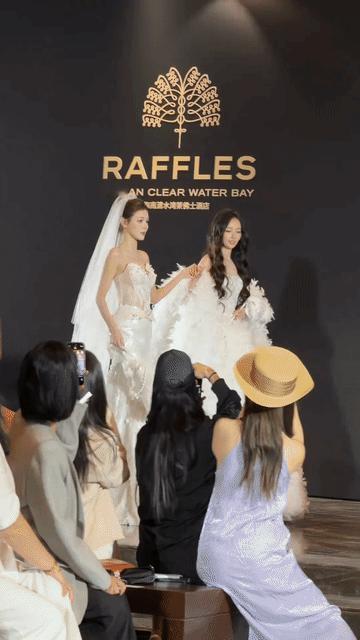 以前没觉得张予曦会比郭碧婷漂亮，但是生了俩娃后的郭碧婷一脸疲态，确实看起来状态大