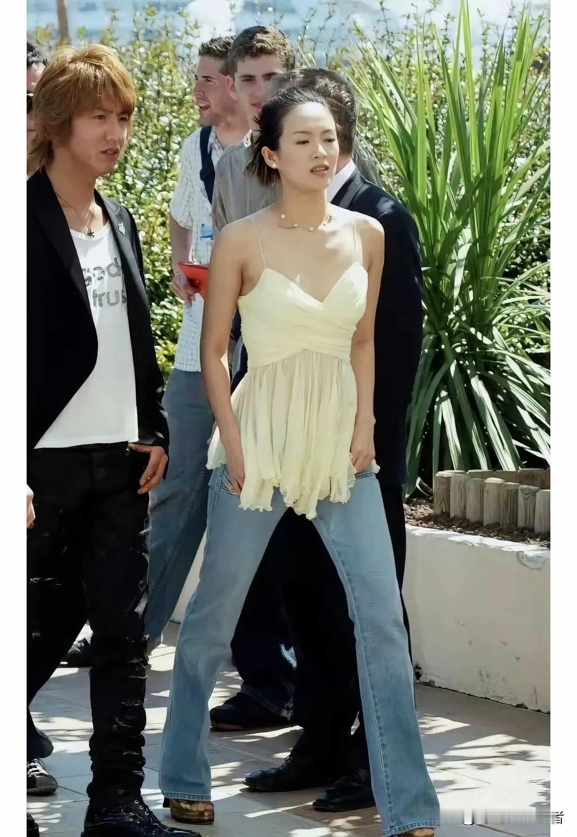 章子怡和木村拓哉在一起这是紧张了吗？这照片好多年了，如今都成了中年人。章子怡那