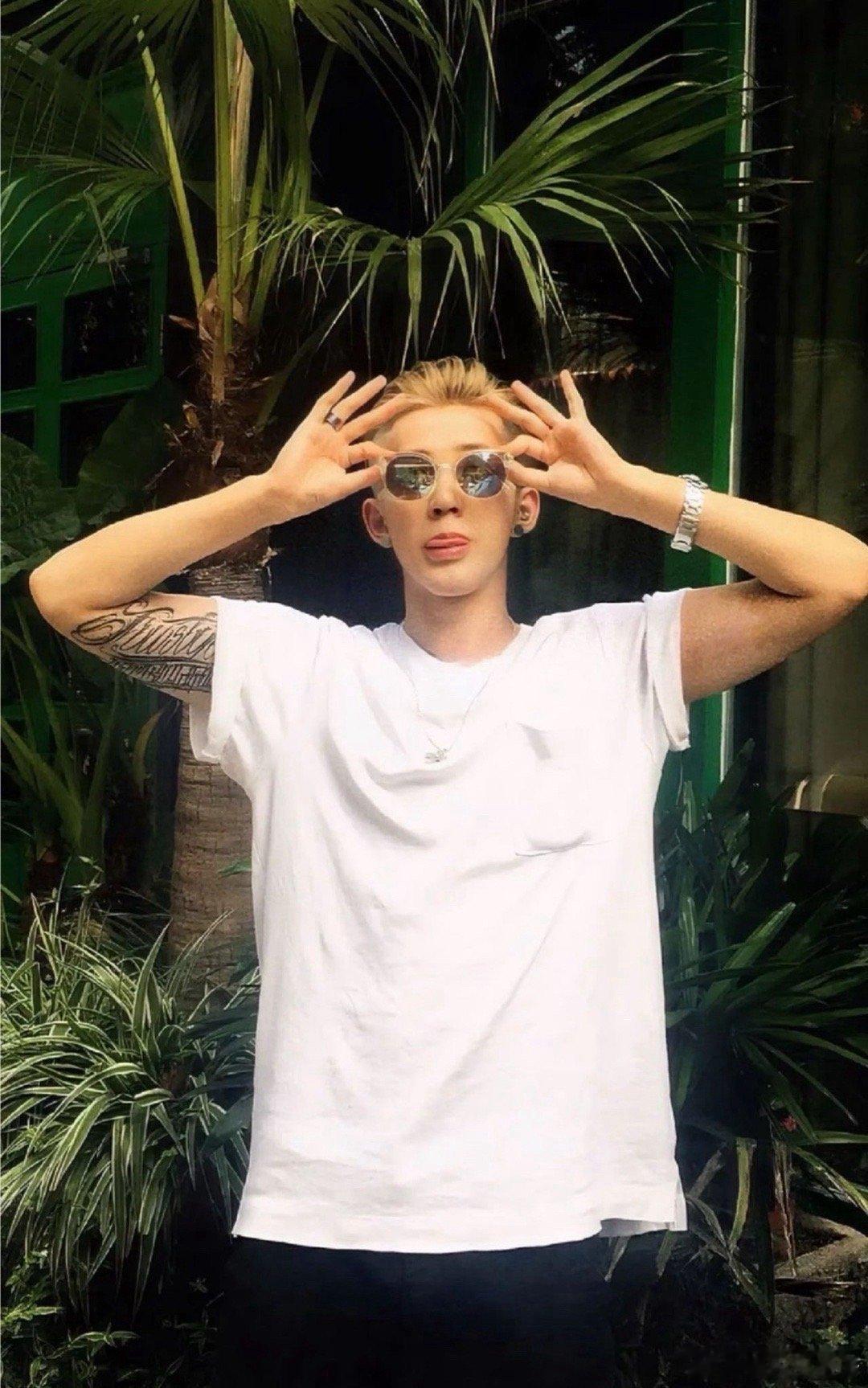 邓为腰上的纹身邓为：外表是你们以为的贵公子，腰侧是留给懂的人看的惊喜。这反差感