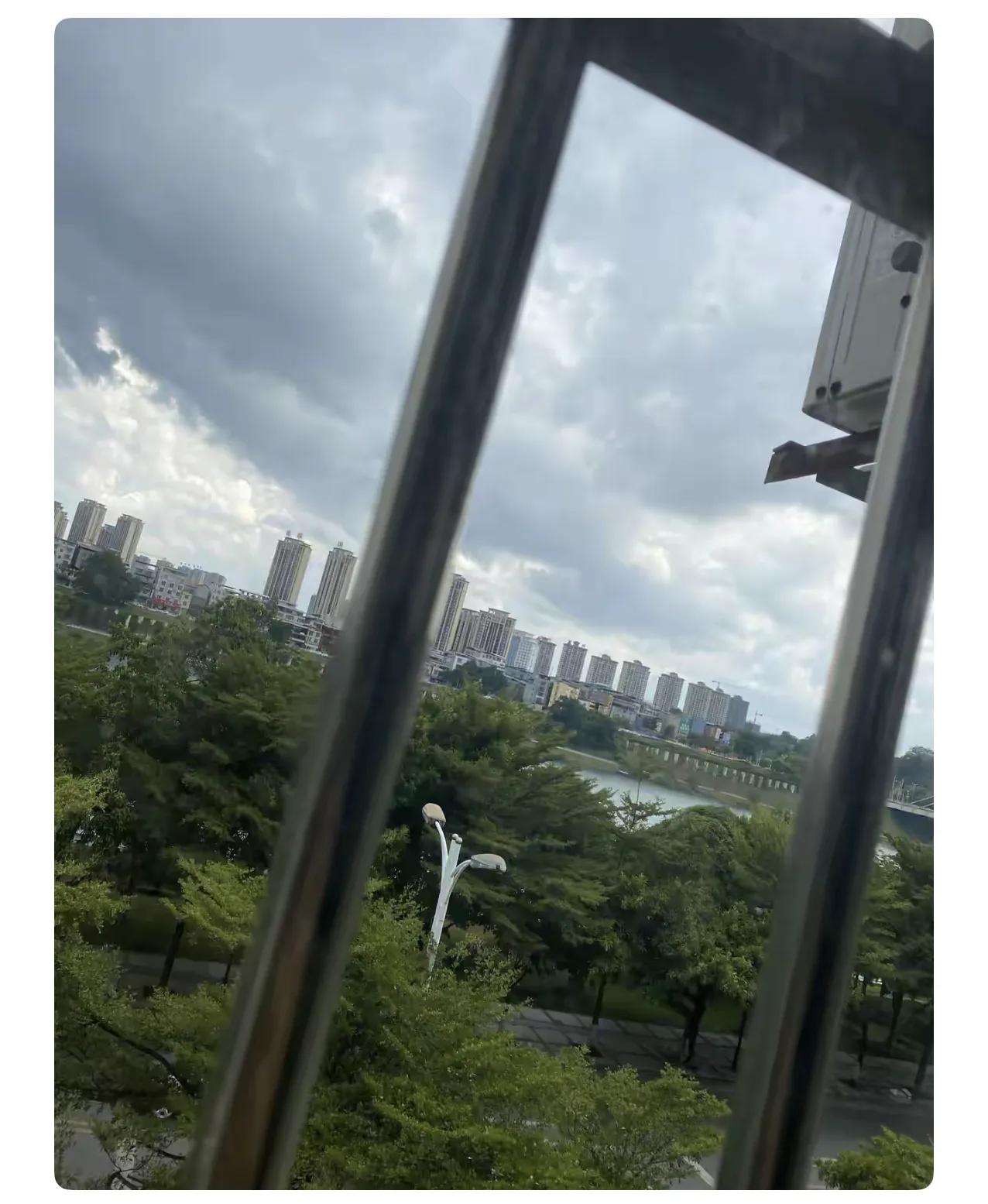 我闺女今年31岁，研究生毕业，现在上海工作，每个月收入12000元。为了供她