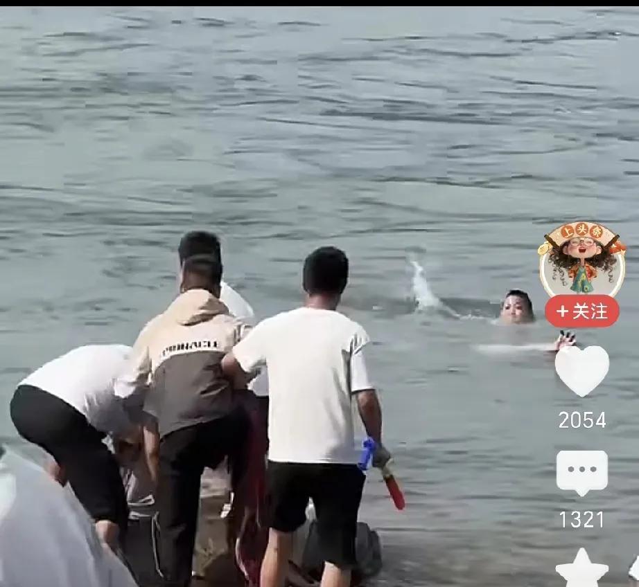 生死瞬间！许昌勇士冒死跳河救母子，岸上众人束手无策，这一幕让人泪目！