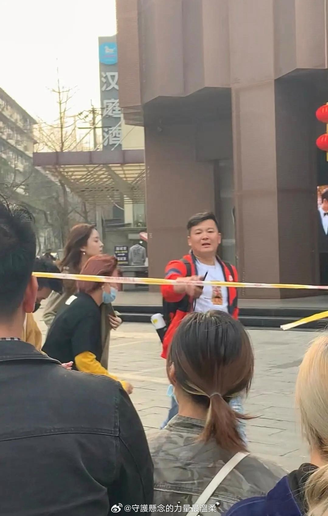 两年前下班路上拍到的，娜扎和陈晓在公司对面拍戏