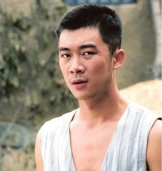 1943年，游击队员刘庆年刚到家，村子就被鬼子给包围了。敌人逼问村民们谁是刘庆年