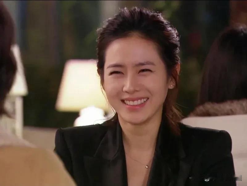 觉得孙艺珍最美的时期应该在《秘密花园》客串玄彬的剧，剧中的她就出现几分钟，可是造