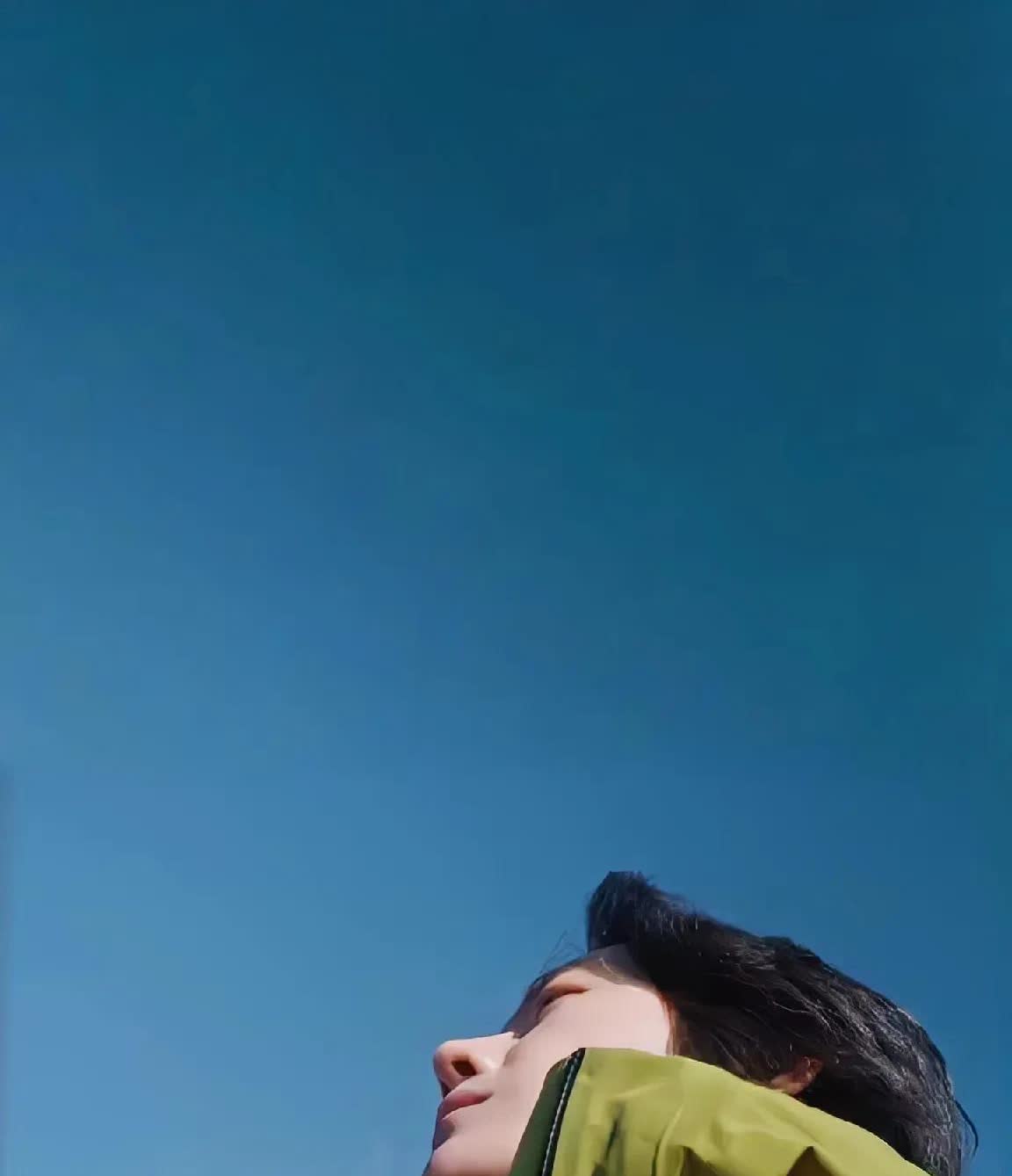 发现了王一博的隐藏本领。他能把大拇指弯到90度。然后我也悄悄掰了掰自己的