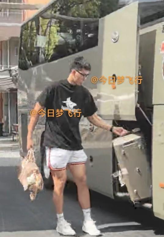 今天上午广东队出发重庆，徐杰领衔焦泊乔随队。胡明轩张昊已赴美国特训！今天上午十