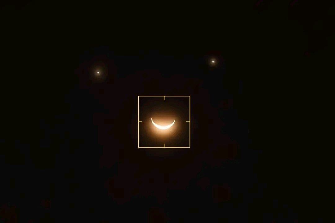 他们见面了。“月亮、金星和土星”​​​