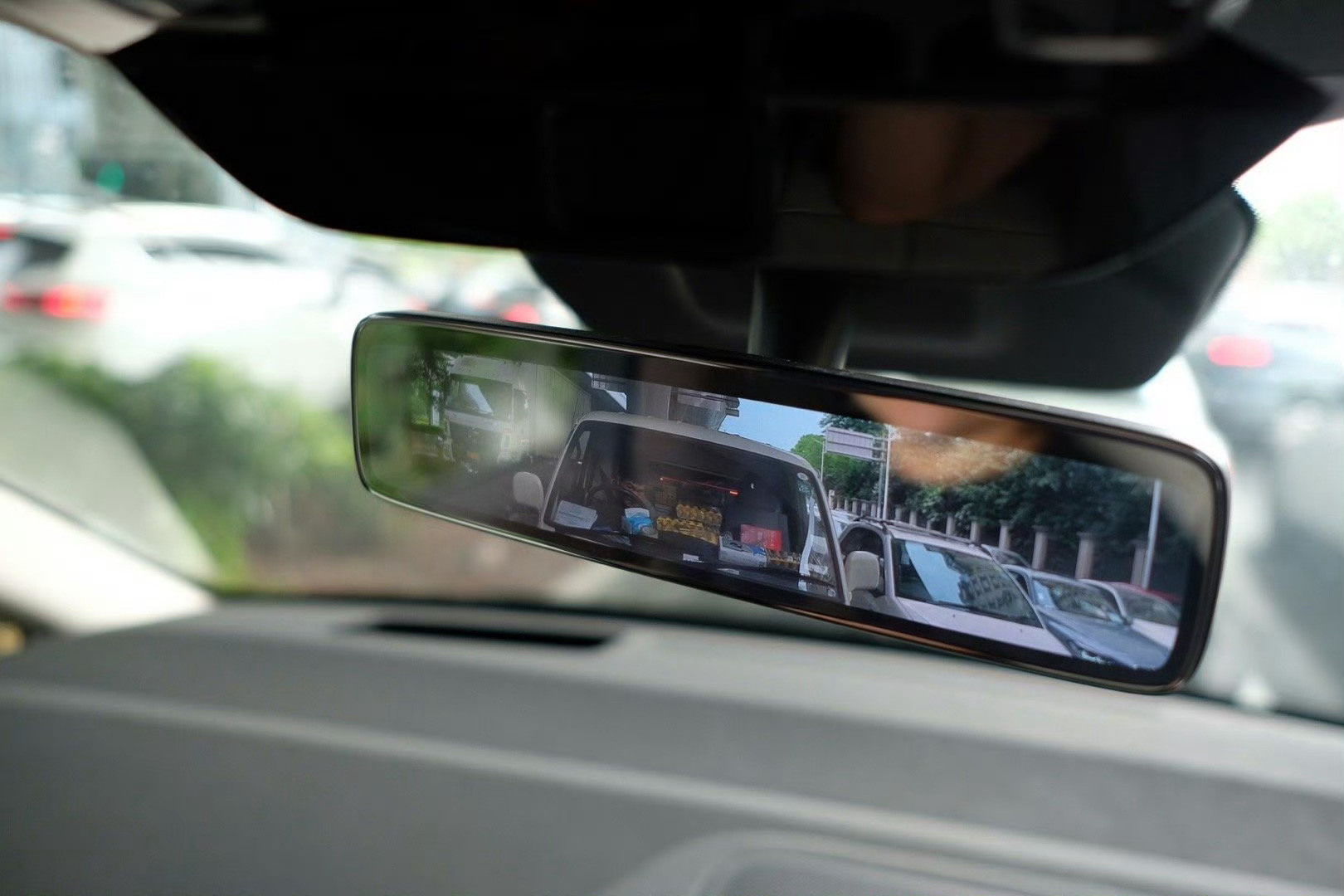 今天理想车友喷L系列后装「流媒体」后视镜的不少。什么200万像素、什么不能车机联