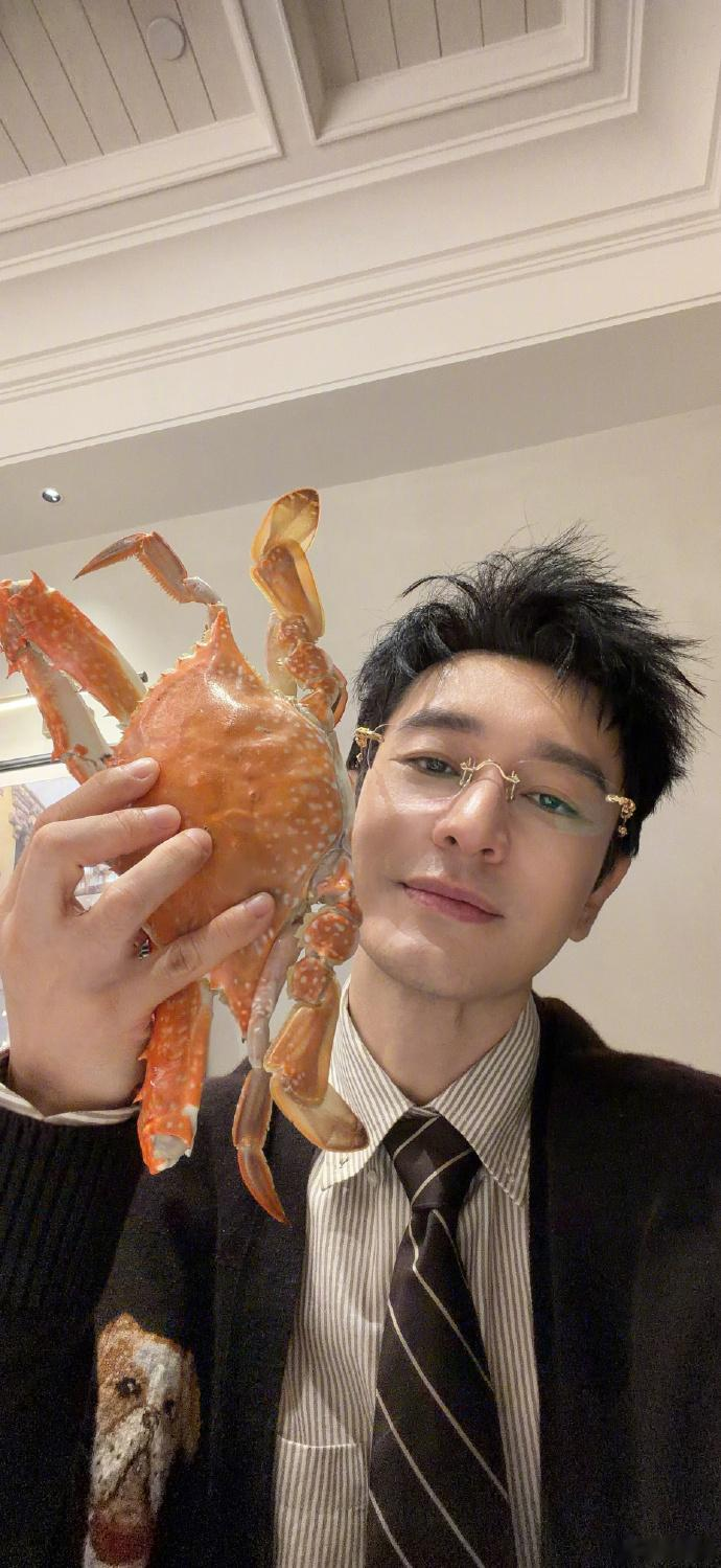 真的有？比脸还大的螃蟹！黄晓明这回算是带大家见世面了！知道是到了吃螃蟹的季节，没想到黄晓明这么会喊话