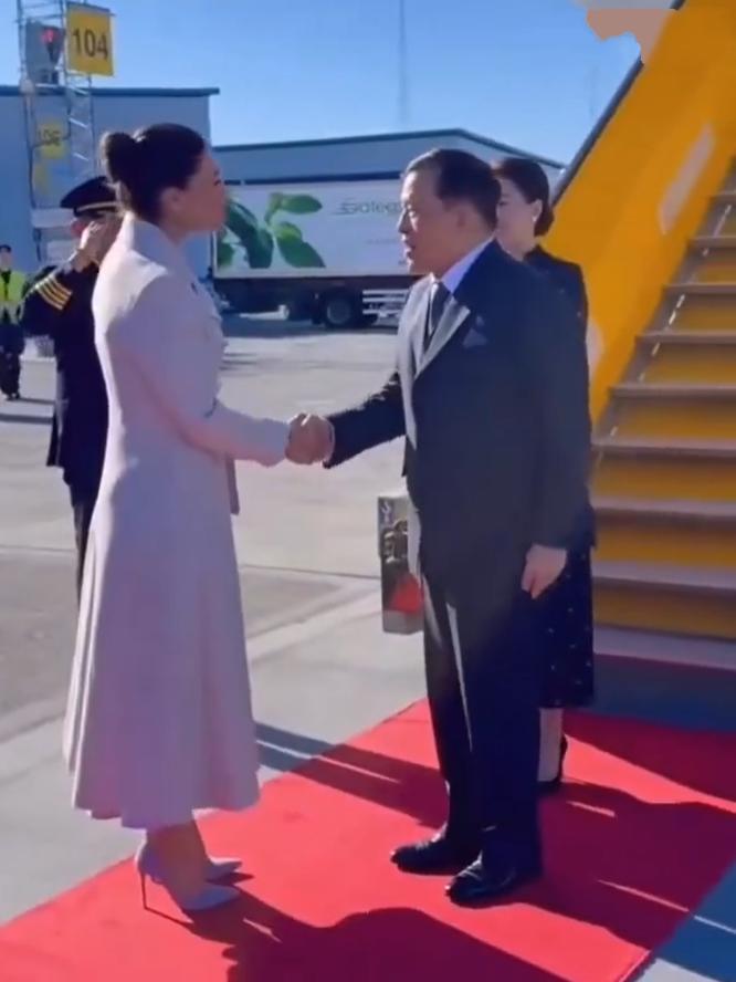 泰王携手苏提达王后抵达瑞典，维多利亚女王储亲自接机！4月29日，泰国国王哇集拉隆