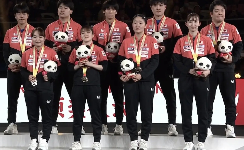 日本队拿了亚军还不高兴，颁奖的时候一个个板着个脸，一脸严肃的样子。被中国打了个8