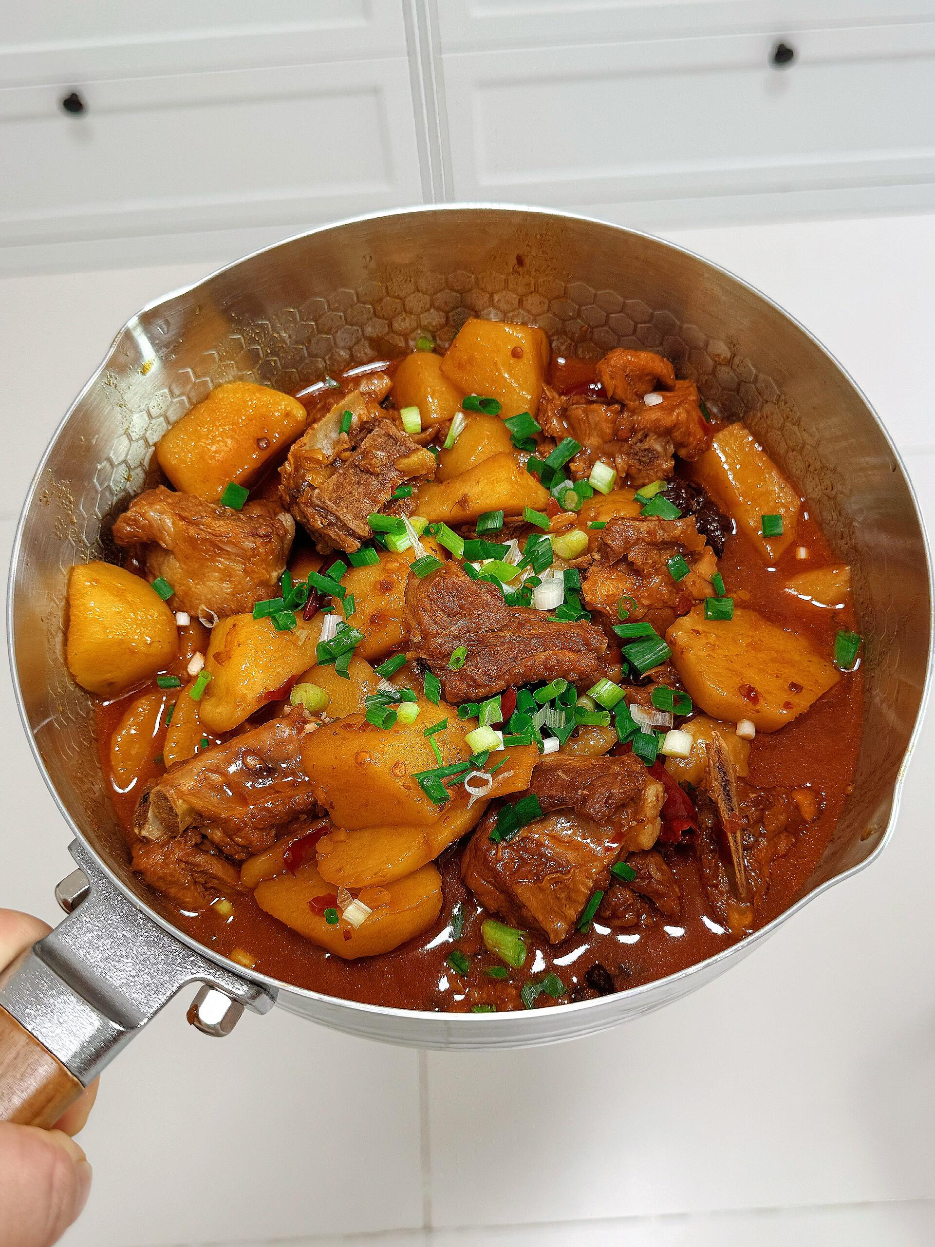 谁懂啊！土豆烧排骨，吃一次就彻底沦陷✨家常硬菜里，土豆烧排骨绝对是顶流！绵密粉