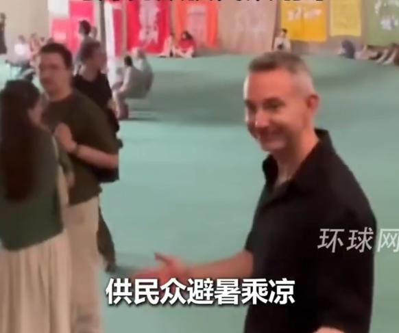 7月11日，巴黎闷热难当。法国共产党做了一件挺实在的事：他们把位于巴黎的总部大楼