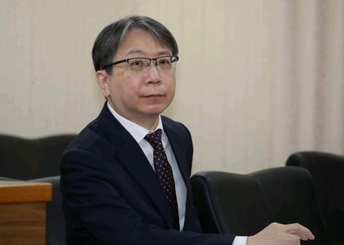 岛内所谓的“国安局局长”蔡明彦出来挺被我们立案的沈伯洋了！10月29日，蔡明彦放