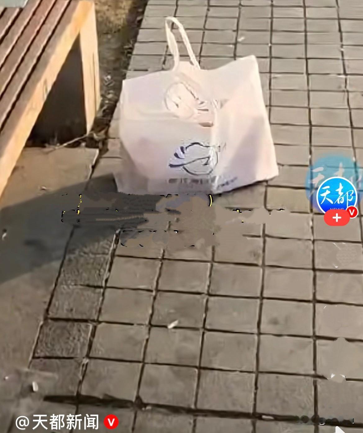 近日，河南郑州高三学生田一鸣和妈妈在公园散步的时候，远远就看见前面一个座椅旁边有