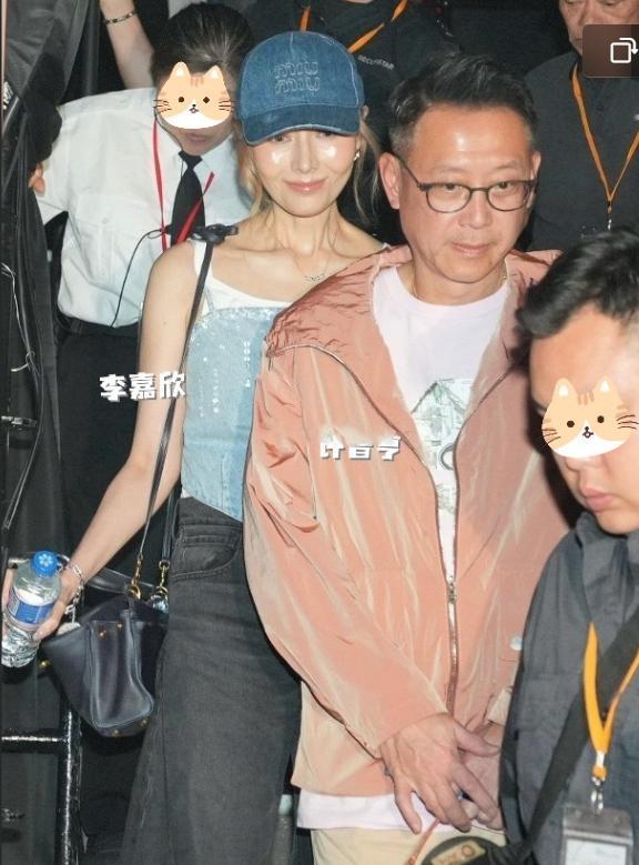 56岁李嘉欣红馆看演唱会，完美诠释了什么才是“岁月不败美人”！近日她与老公许晋