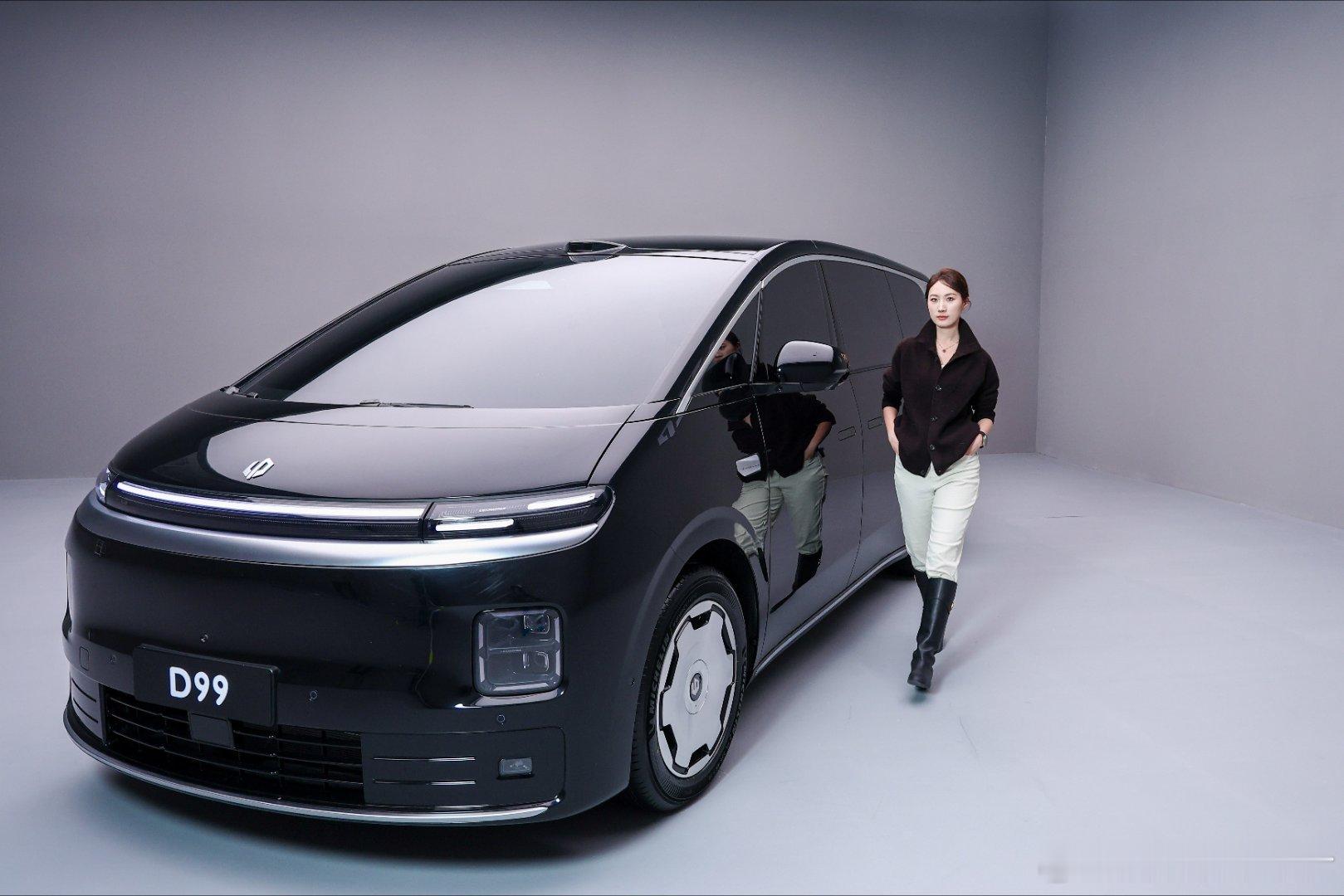 上次的神秘发财车解密啦是零跑旗舰MPV零跑D99实车尺寸很大未来感和现代感