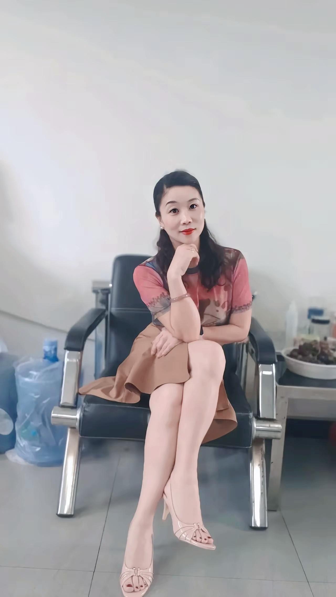 这套简约通勤穿搭，大家第一眼判断她实际年龄是多少？看图猜年龄日常通勤穿搭