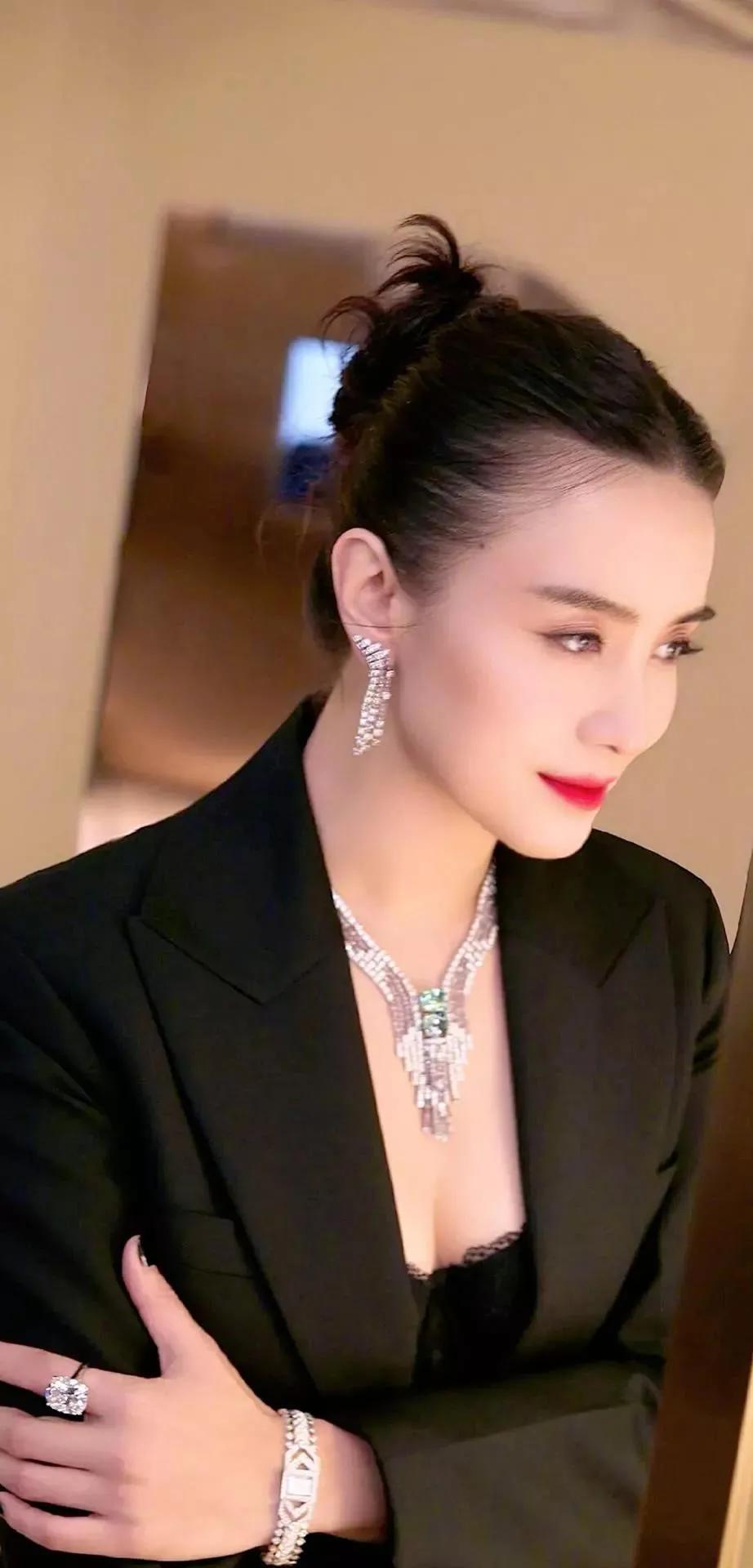 宋佳又中大奖了！四十岁的她半年内连拿两个影后奖杯，直接把年龄焦虑的说法锤得稀碎！