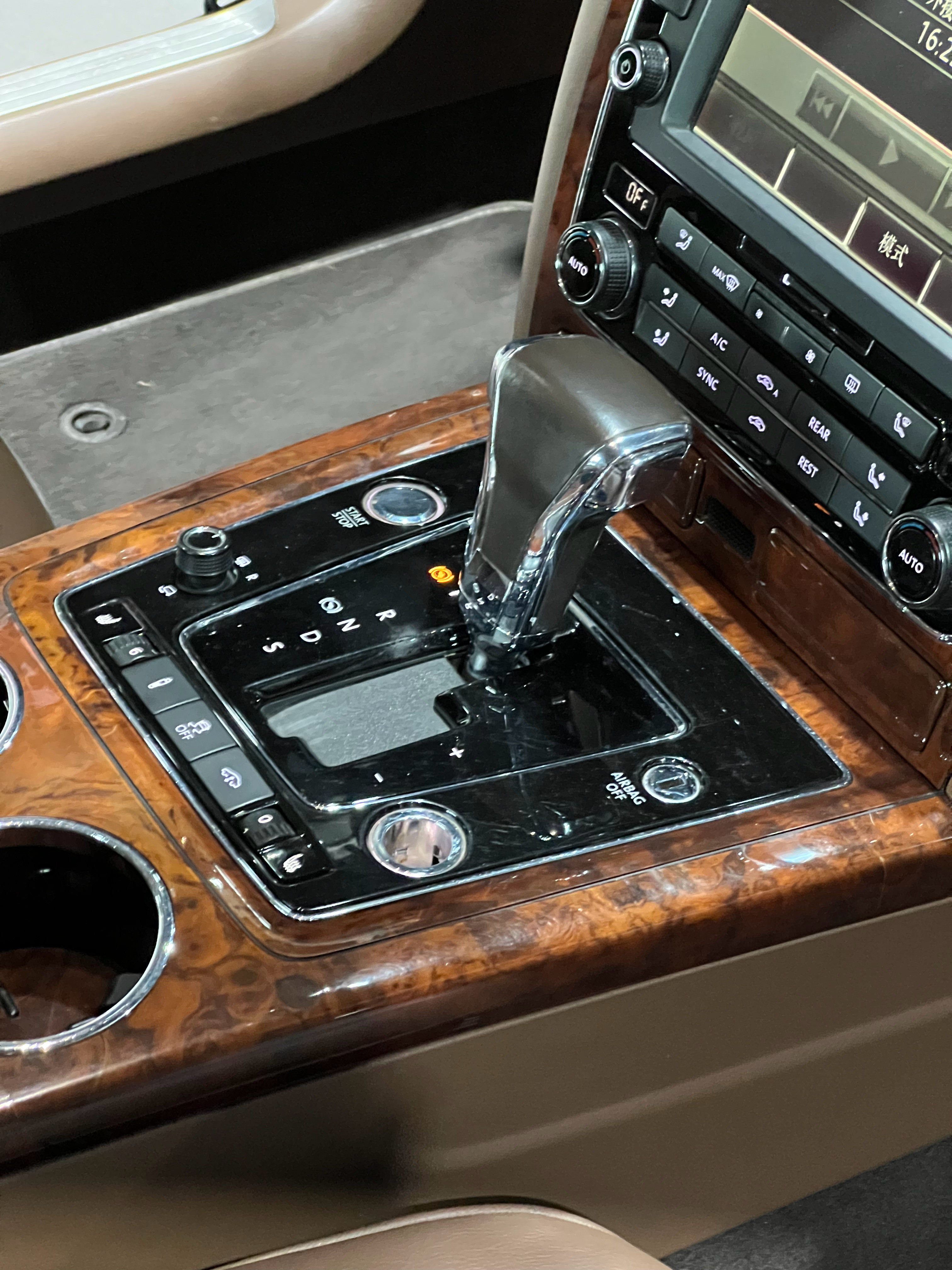 偶遇一台大众辉腾，哪怕放到现在，车内的豪华感也是在线的这个车窗上的加热是啥意思？