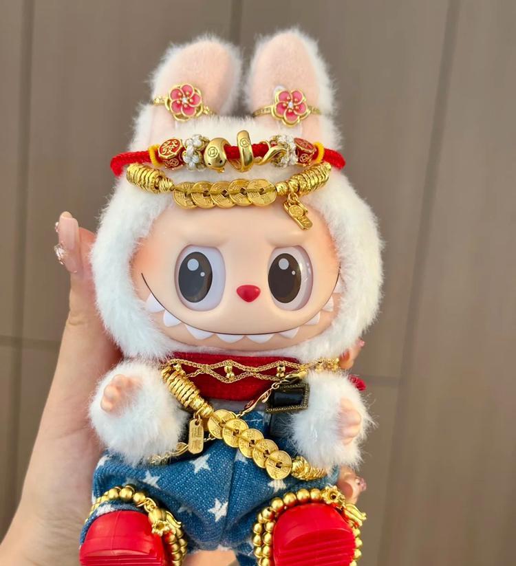 闺女说，你都不舍得给我戴，竟然给它戴……我说，你年纪小，长大了都是你的，他只是