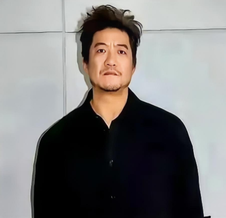 千万片酬却骑电动车接娃？